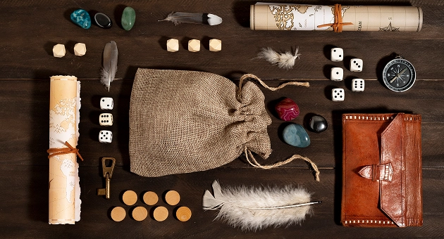 Bovenaanzicht van het zakje, de dobbelstenen, de kaarten en de accessoires voor bordspellen