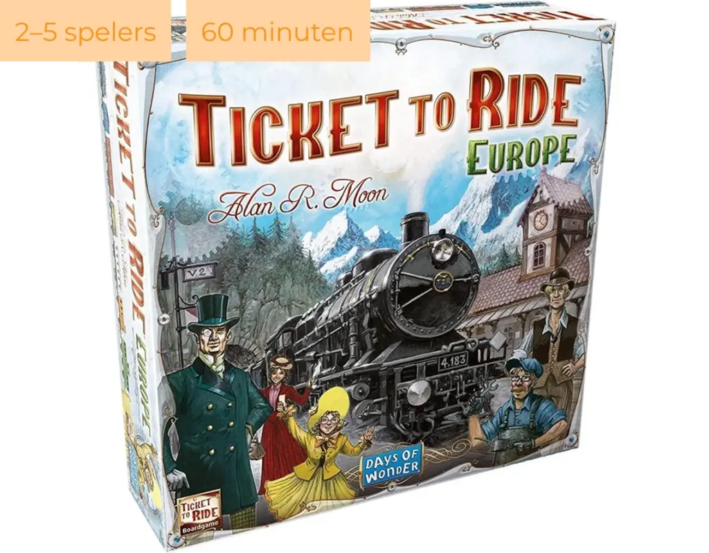 De doos van het bordspel Ticket to Ride: Europe met een afbeelding van een stoomlocomotief, passagiers en een Europees station tegen een achtergrond van bergen.